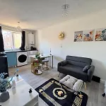 Charming London Apartment Retreat