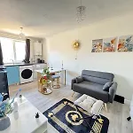 Charming London Apartment Retreat
